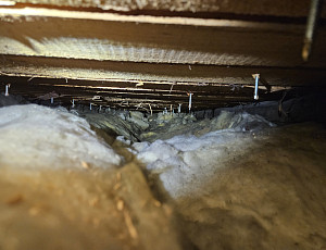 Zateplení stropu bytového domu pomocí foukané izolace